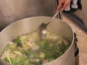 金華ハム・鶏ガラなどから手間暇かけてじっくり煮込んだスープ。